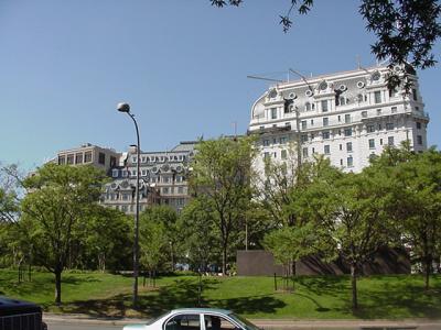 Willard Hotel (on right)
